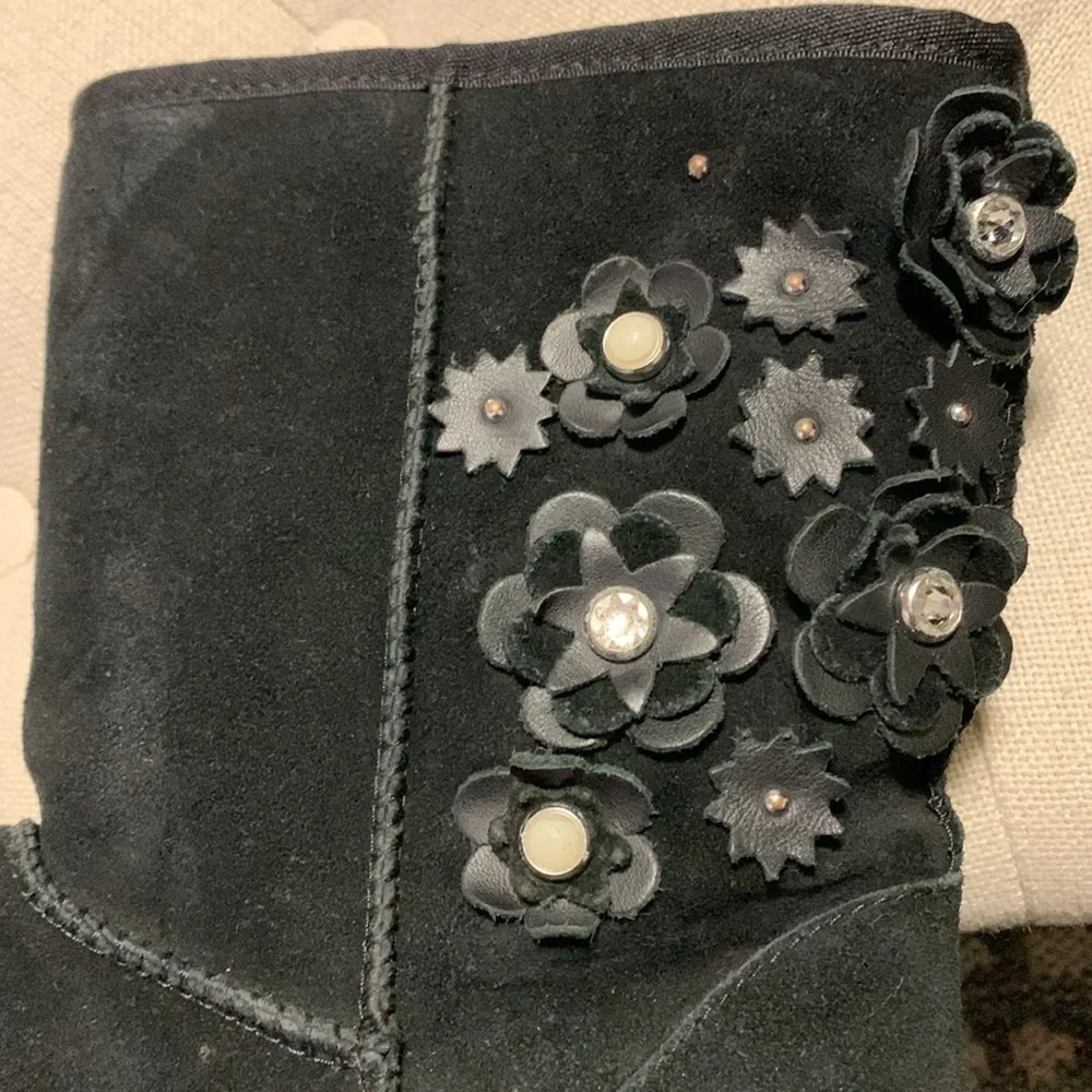 UGG WOMEN’S CLASSIC SHORT PETAL BLACK BOOTS SZ 10 WITCHY ACADEMIA ARTSY
